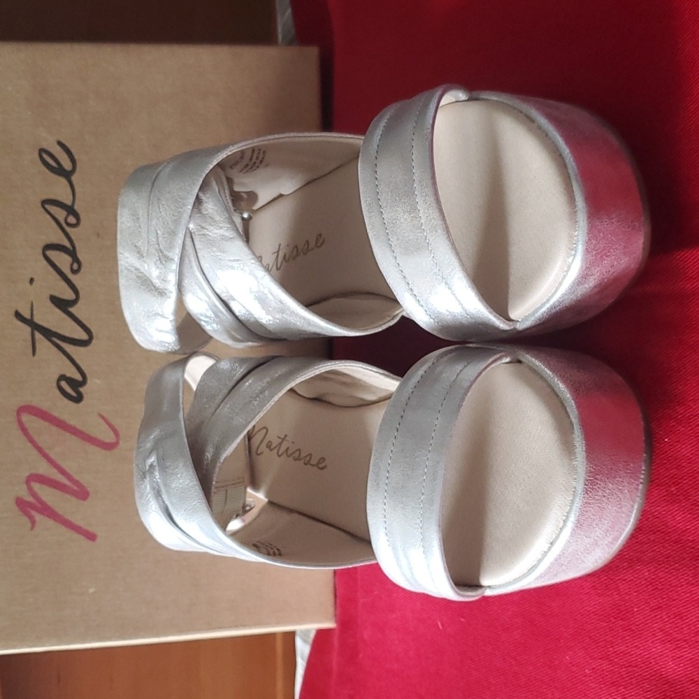 NWOT "Matisse Starline" Leather Upper, Platform Sandals, Size 9M, Color Silver